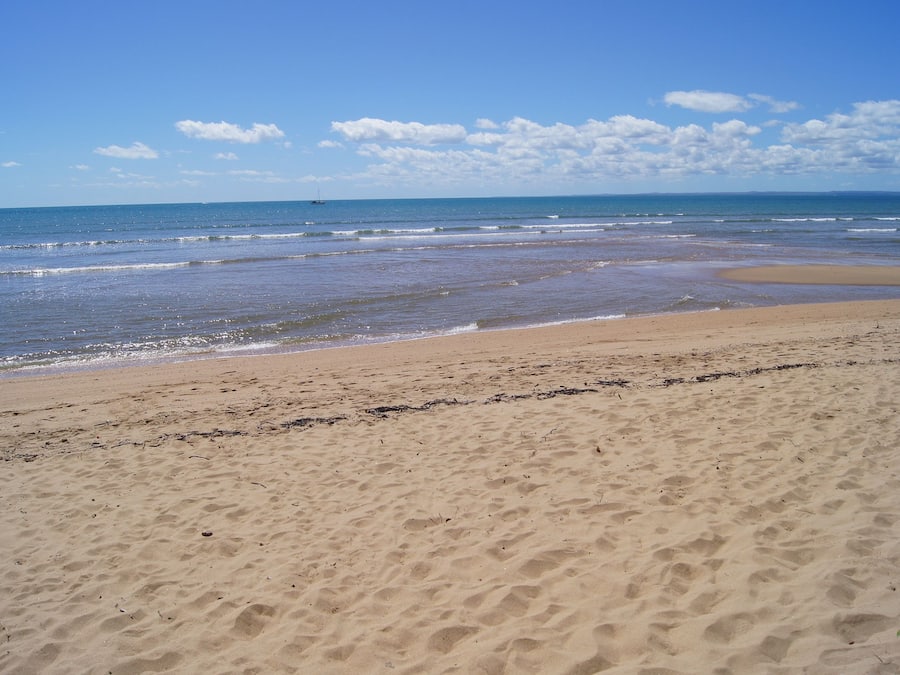 Nær stranden og hvit sand