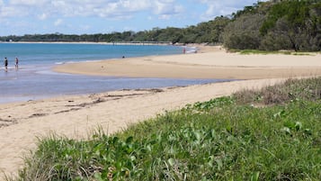 Una playa cerca, arena blanca