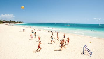 Aan het strand, parasols, strandlakens, massages op het strand