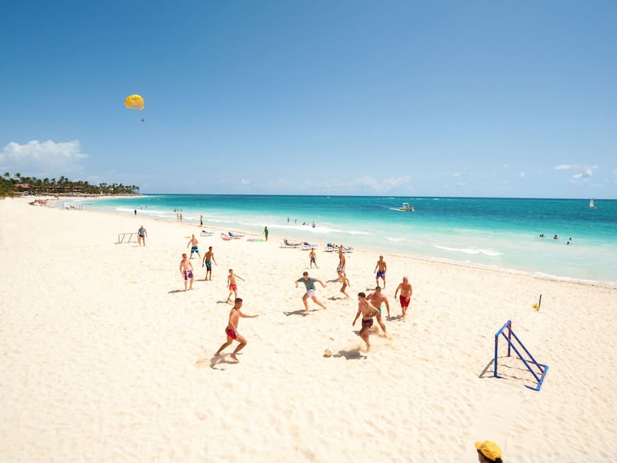 Na praia, guarda-sóis, toalhas de praia, massagens na praia