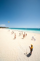 En la playa, sombrillas, toallas de playa, masajes en la playa