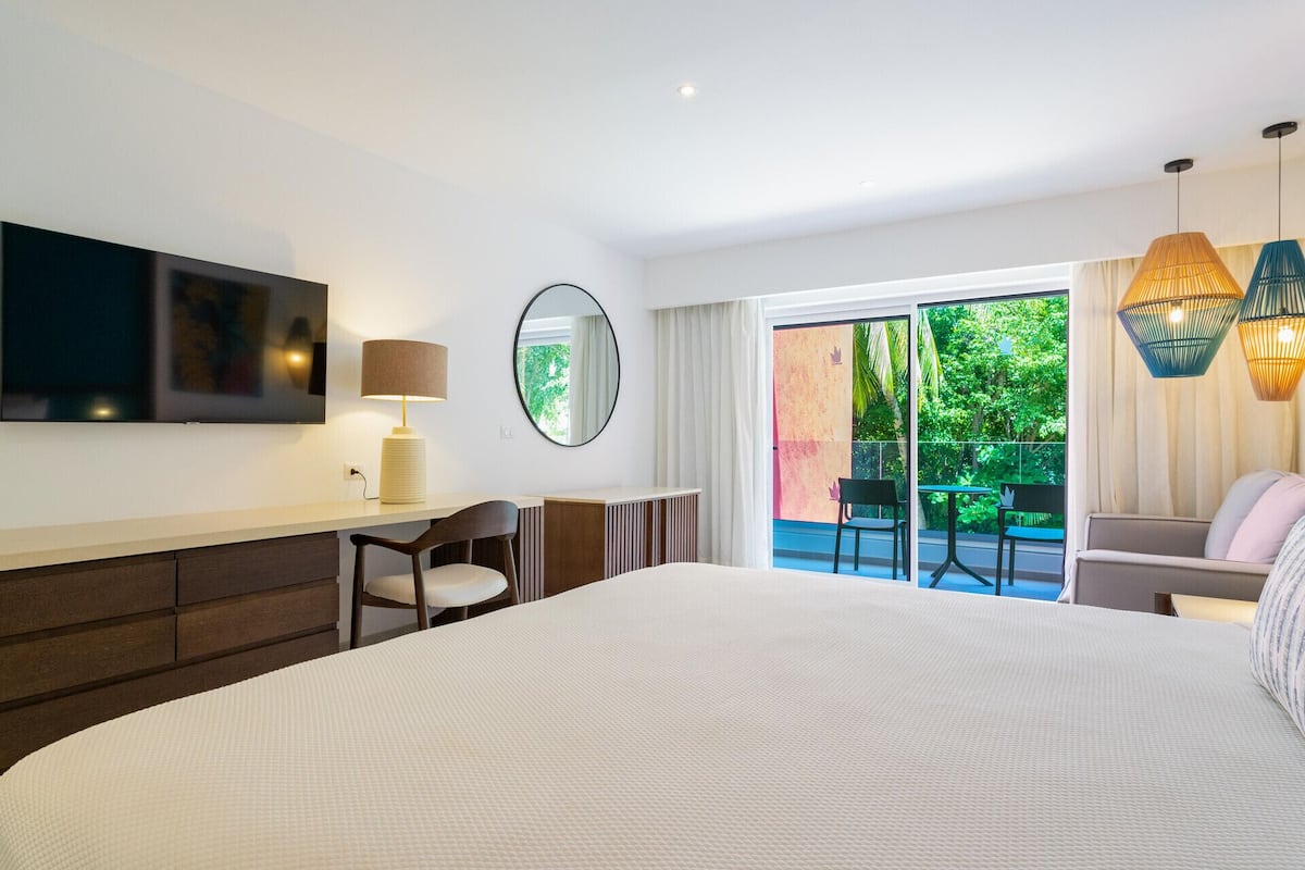 Free minibar, in-room safe, iron/ironing board, free cribs/infant beds