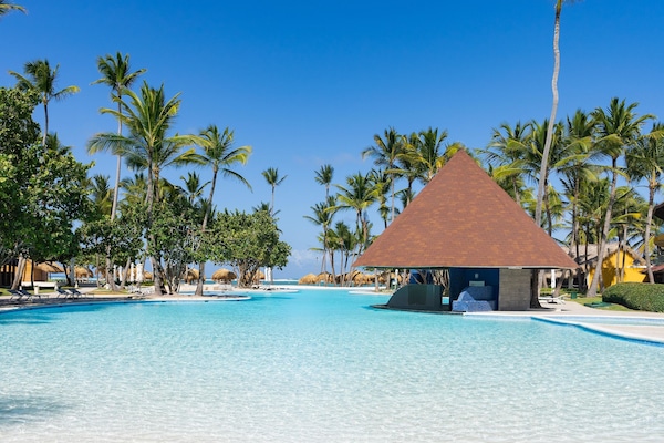 3 outdoor pools, pool umbrellas, sun loungers