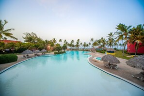 3 piscines extérieures, parasols de plage, chaises longues
