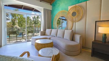 Suite luna di miele, 1 letto king | Area soggiorno | TV a schermo piatto 50 pollici con canali via cavo, TV