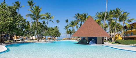 3 outdoor pools, pool umbrellas, sun loungers