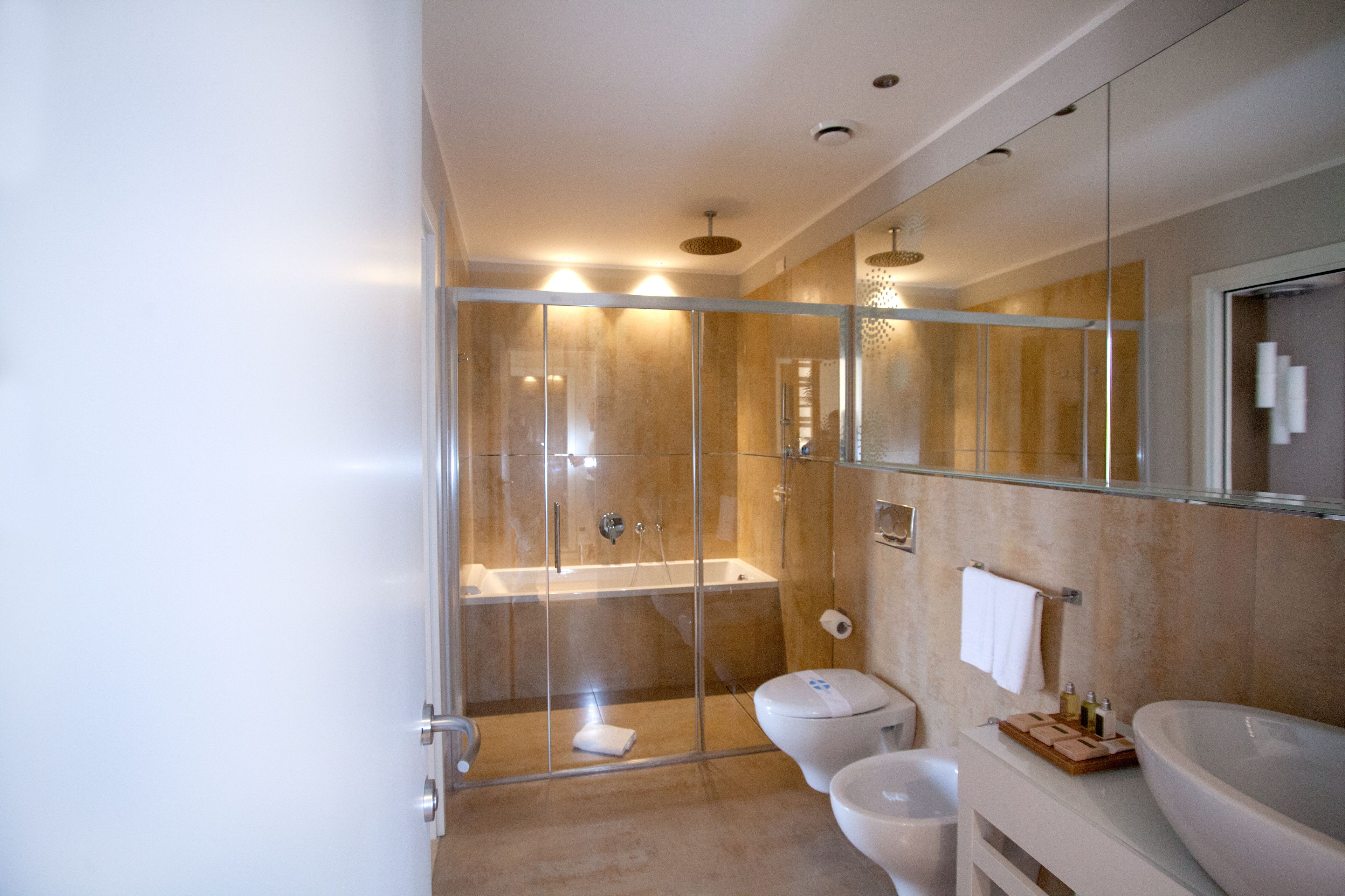 family suite, balcony | bathroom | shower, free toiletries, hair dryer, bidet