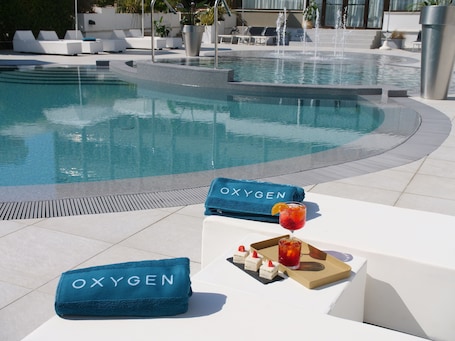 Bar junto a la alberca. Oxygen Lifestyle Hotel