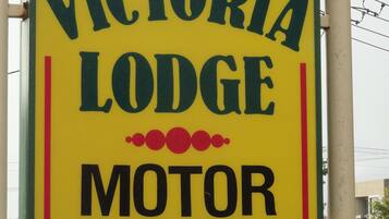 Une enseigne pour le Victoria Lodge Motor Inn.