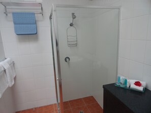Gratis toiletartikelen, een haardroger, handdoeken