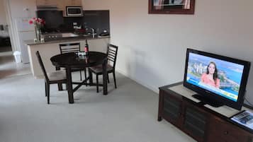 Căn hộ Tiêu chuẩn, 1 phòng ngủ | Phòng khách | TV LCD 42-inch có truyền hình vệ tinh, TV, đầu đĩa DVD