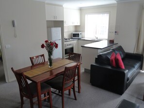 Standard Apartment, 2 Bedrooms | In-room dining - Victoria Lodge Motor Inn And Apartments (Portland)