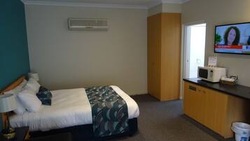 1 kamar tidur, minibar, dan didekorasi berbeda-beda