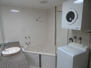 Standard Apartment, 1 Bedroom | Bathroom | Free toiletries, hair dryer, towels - Victoria Lodge Motor Inn And Apartments (Portland)