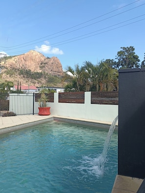 Piscina externa, guarda-sóis, espreguiçadeiras