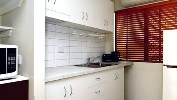 Executive Room | Private kitchenette | Fridge, microwave, coffee/tea maker, electric kettle