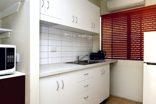 Kamar Eksekutif | Dapur kecil pribadi | Lemari es, microwave, mesin pembuat kopi/teh, dan ketel listrik