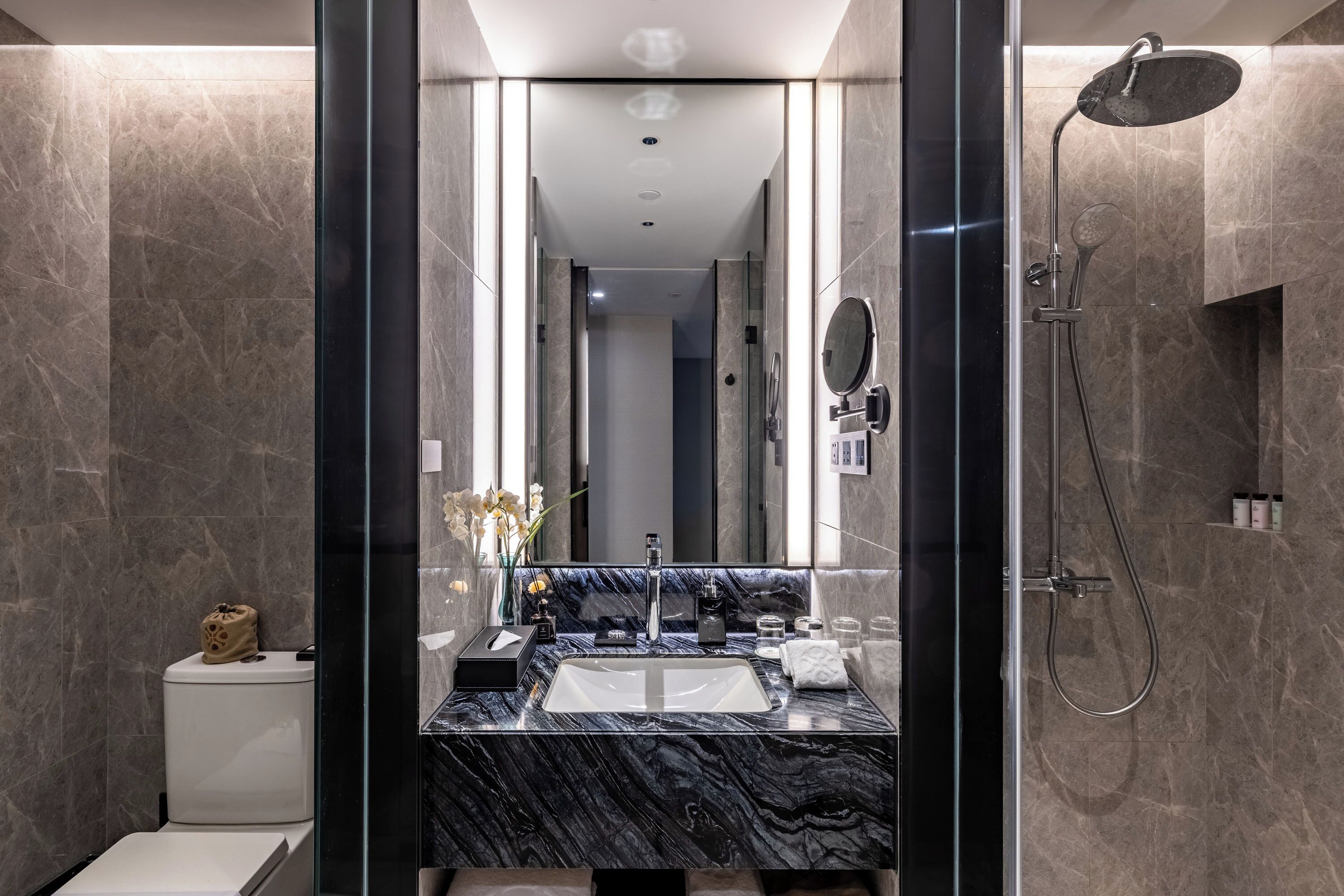 Luxury-Zimmer | Badezimmer | Dusche, kostenlose Toilettenartikel, Bademäntel, Hausschuhe