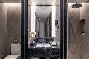 Habitació de luxe | Bany | Dutxa, articles de tocador gratuïts, barnussos i sabatilles