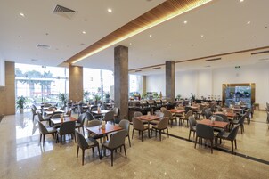 3 restaurants; breakfast, lunch, and dinner served