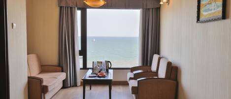 Suíte, vista para o mar | 1 quarto, frigobar, cofres nos quartos, escrivaninha