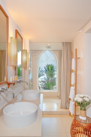 AVANI Junior Ocean Suite | Premium bedding, down comforters, minibar, in-room safe - Avani Quy Nhon Resort (Quy Nhon)
