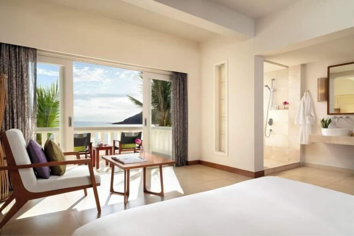 Premium bedding, down comforters, minibar, in-room safe