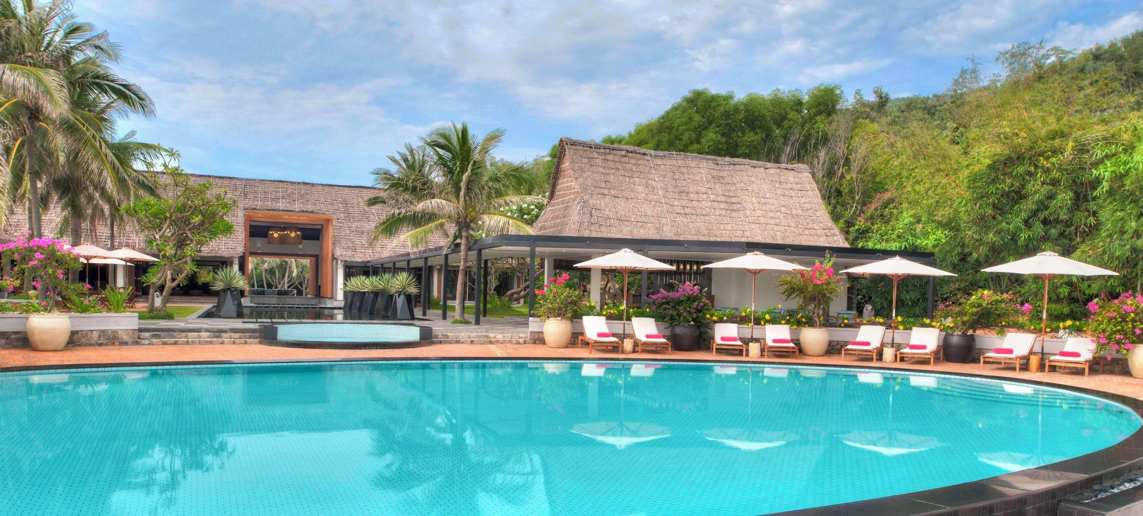 2 piscines extérieures, parasols de plage, chaises longues