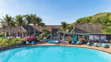 2 piscines a l'aire lliure, para-sols i gandules