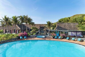 2 piscinas al aire libre, sombrillas, sillones reclinables de piscina