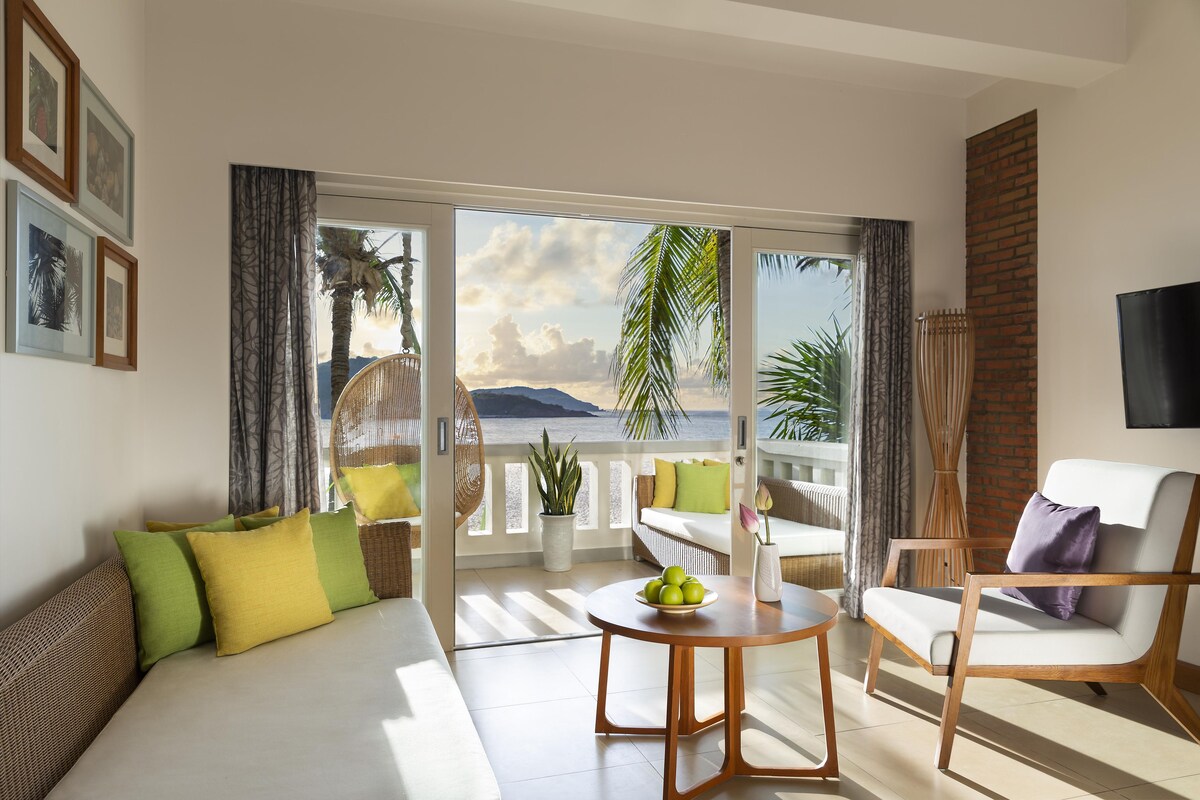Suite junior, vistas al mar | Ropa de cama de alta calidad, edredones de plumas, minibar y caja fuerte