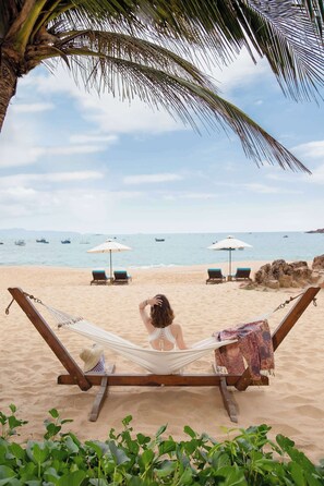 Private beach, sun loungers, beach umbrellas, beach towels - Avani Quy Nhon Resort (Quy Nhon)