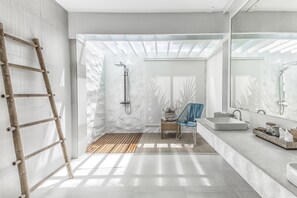 Beachfront Villa & Spa Treatments | Handfat