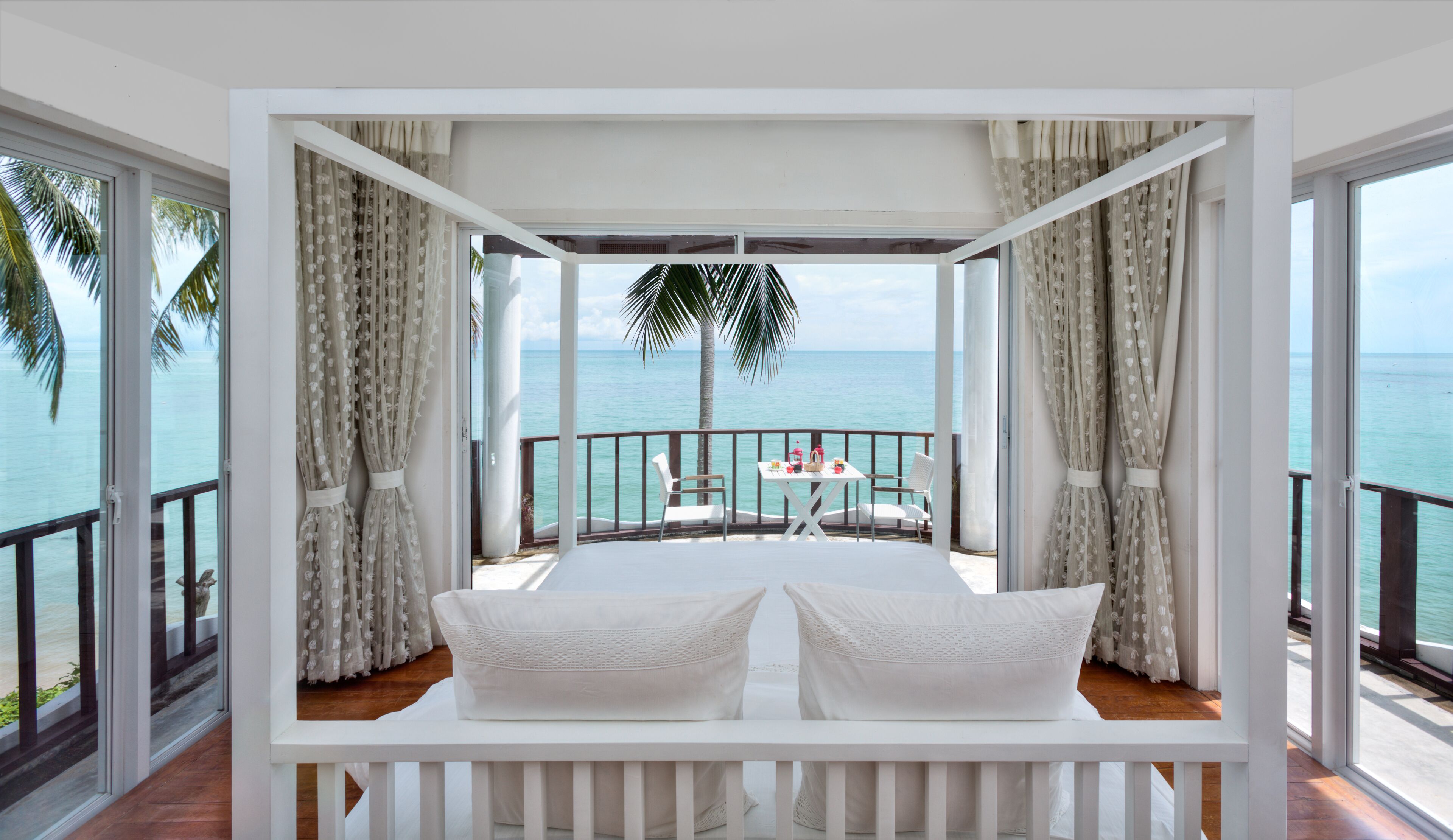 Beachfront Deluxe & Spa Treatments | Minibar, in-room safe, free WiFi, bed sheets