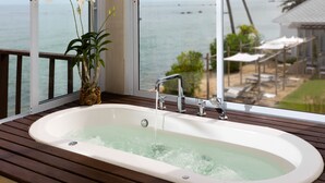 Beachfront Deluxe & Spa Treatments | อ่างสปาส่วนตัว