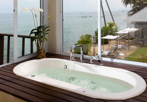 Beachfront Deluxe & Spa Treatments | Private spa tub - Villa Nalinnadda Petite Hotel & Spa - Adults Only (Koh Samui)
