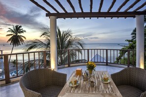 Minibar, caja de seguridad en la habitación, wifi gratis y ropa de cama 