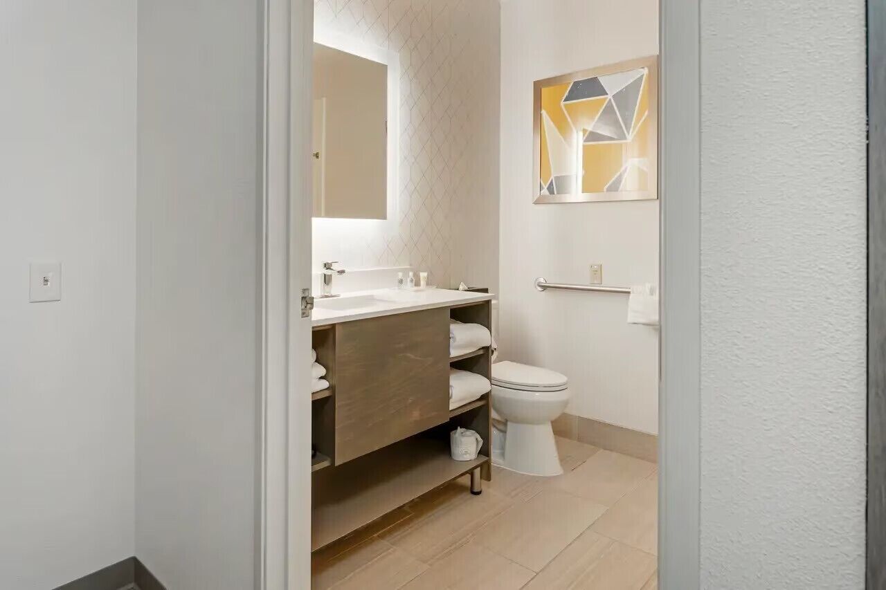 Suite, 1 très grand lit et 1 canapé-lit, accessible aux personnes à mobilité réduite, non-fumeur | Salle de bain