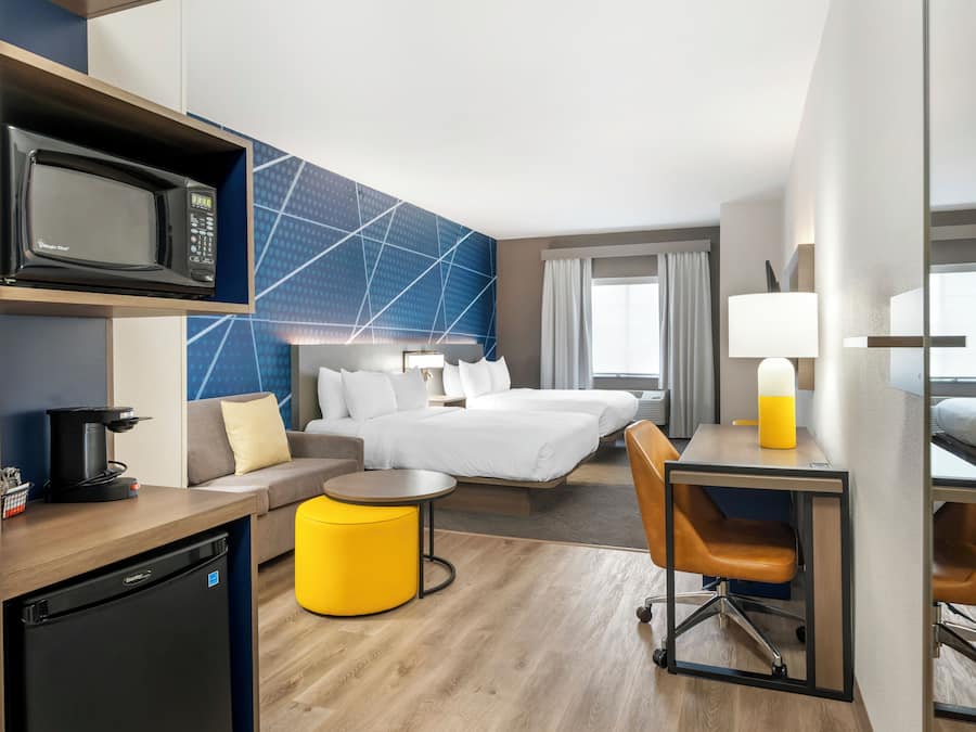 Senger med overmadrass, skrivebord og blendingsgardiner