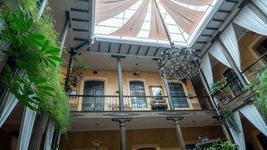 Un interior con techo alto, ventanas amplias y varios balcones.