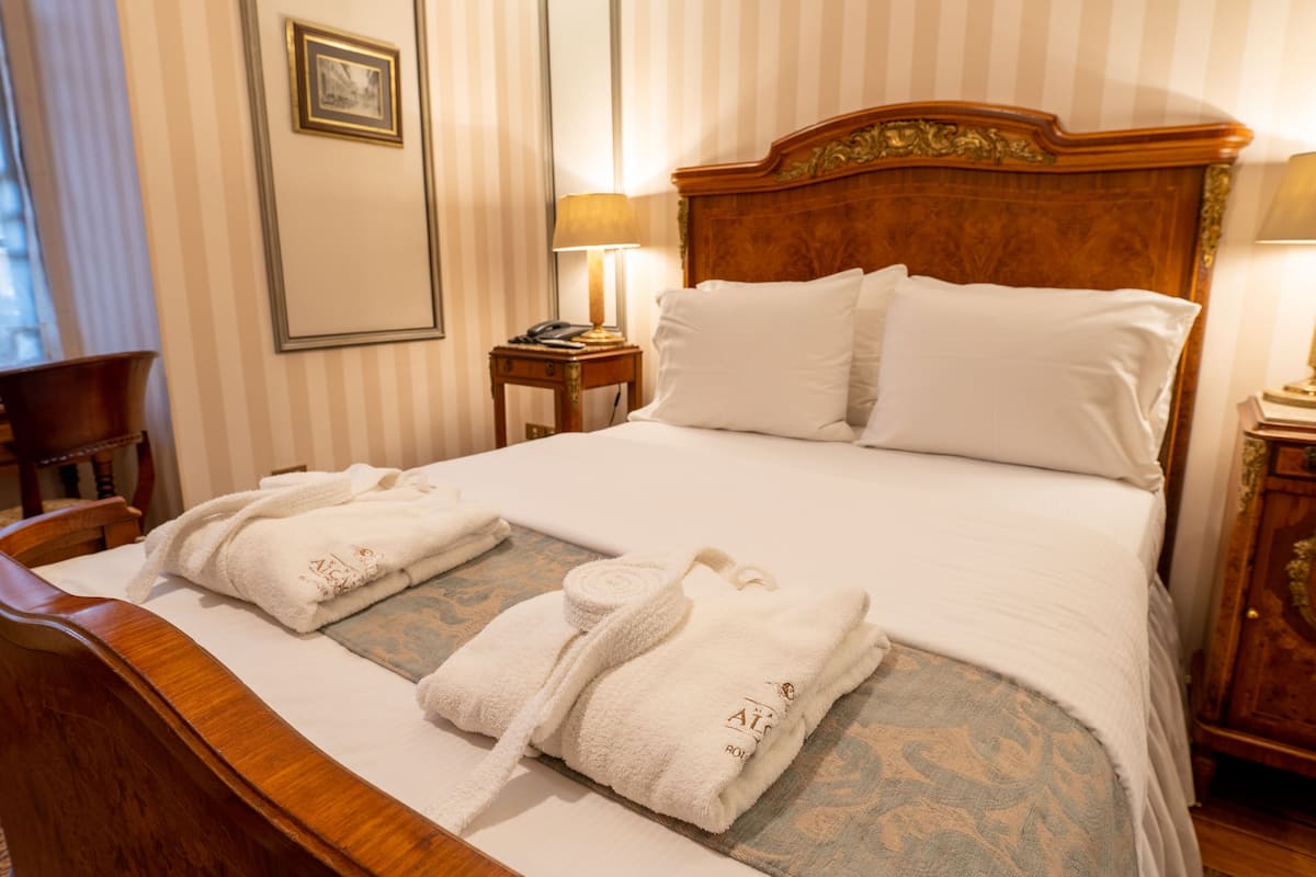 Standard-Doppelzimmer, 1 Doppelbett | 1 Schlafzimmer, hochwertige Bettwaren, Zimmersafe, individuell dekoriert