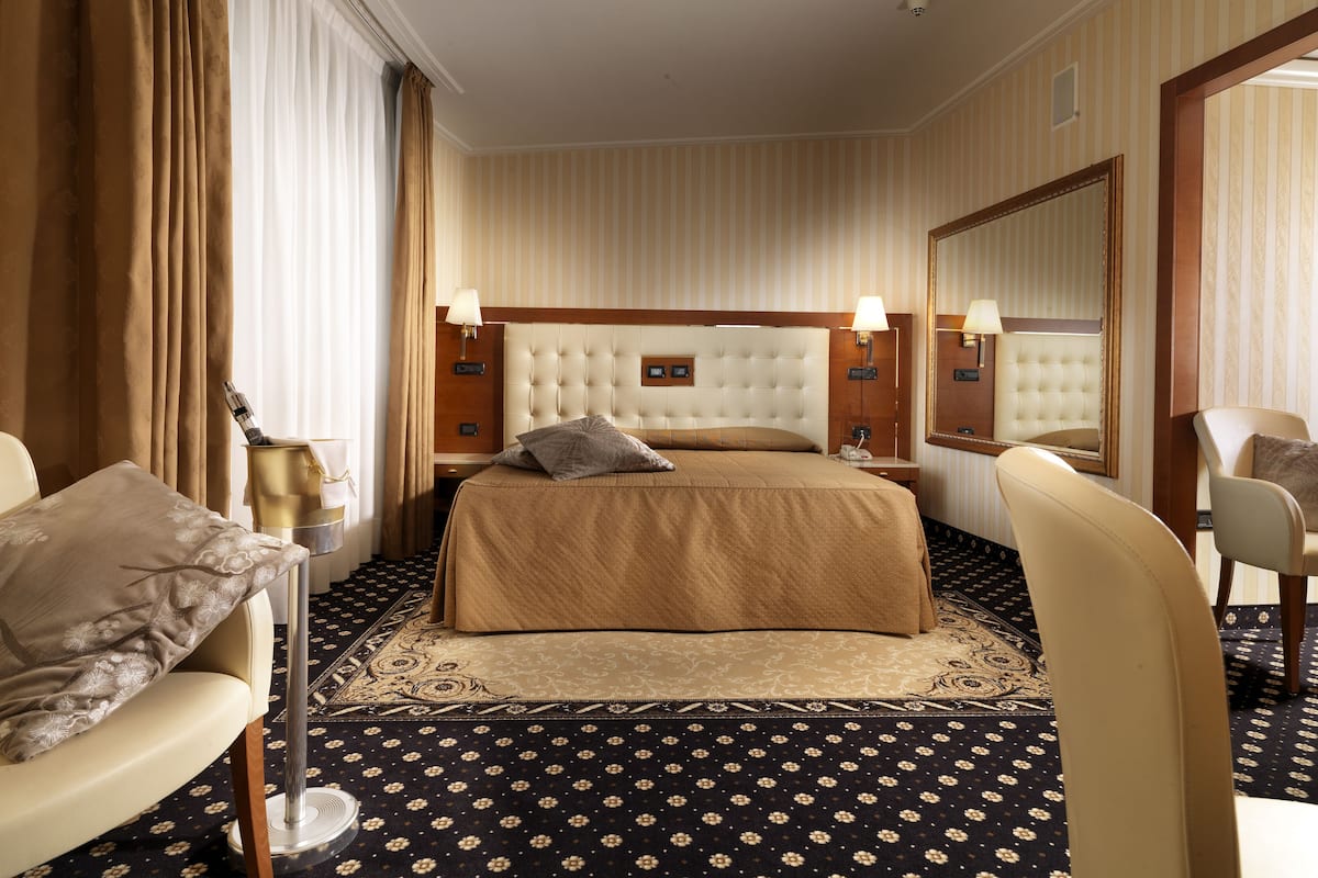 Premium bedding, minibar, in-room safe, desk