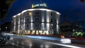 Bagian depan properti - sore/malam