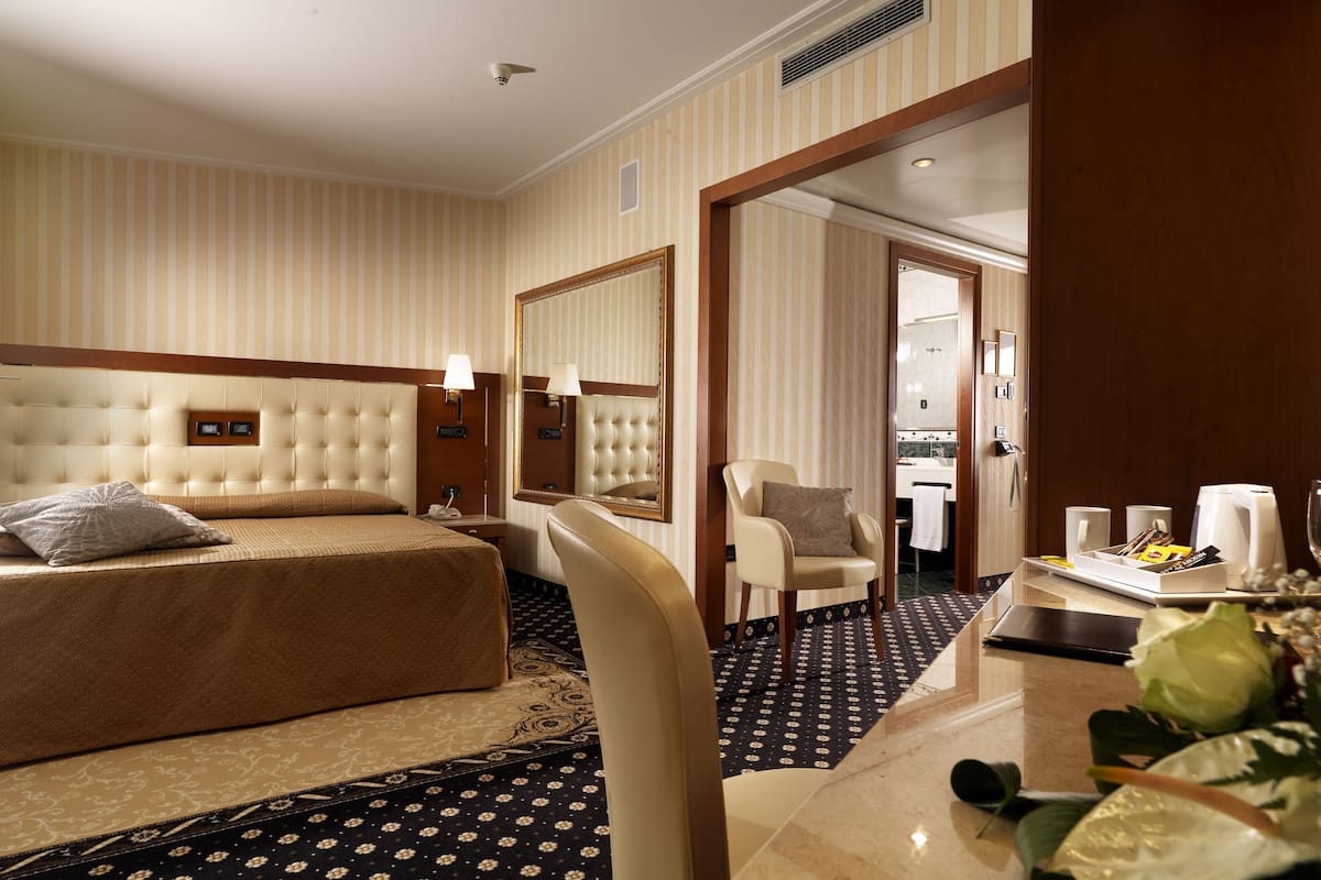 double room, 1 double bed | premium bedding, minibar, in-room safe, desk