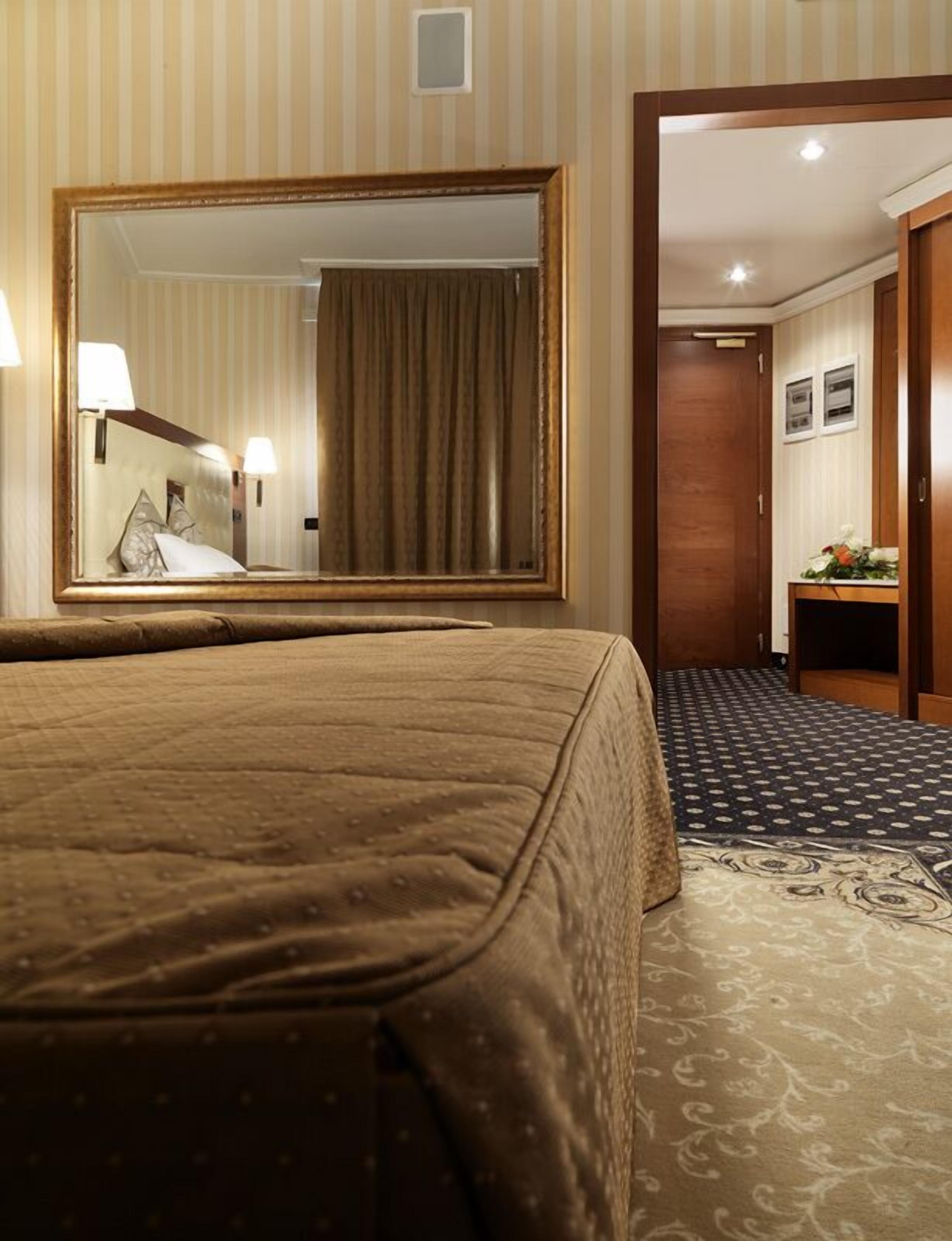 double room, 1 double bed | premium bedding, minibar, in-room safe, desk