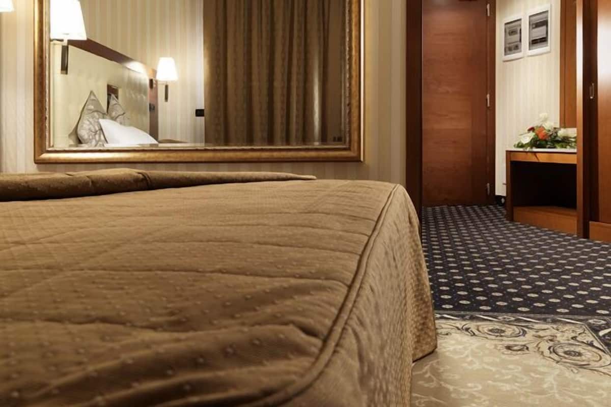 double room, 1 double bed | premium bedding, minibar, in-room safe, desk