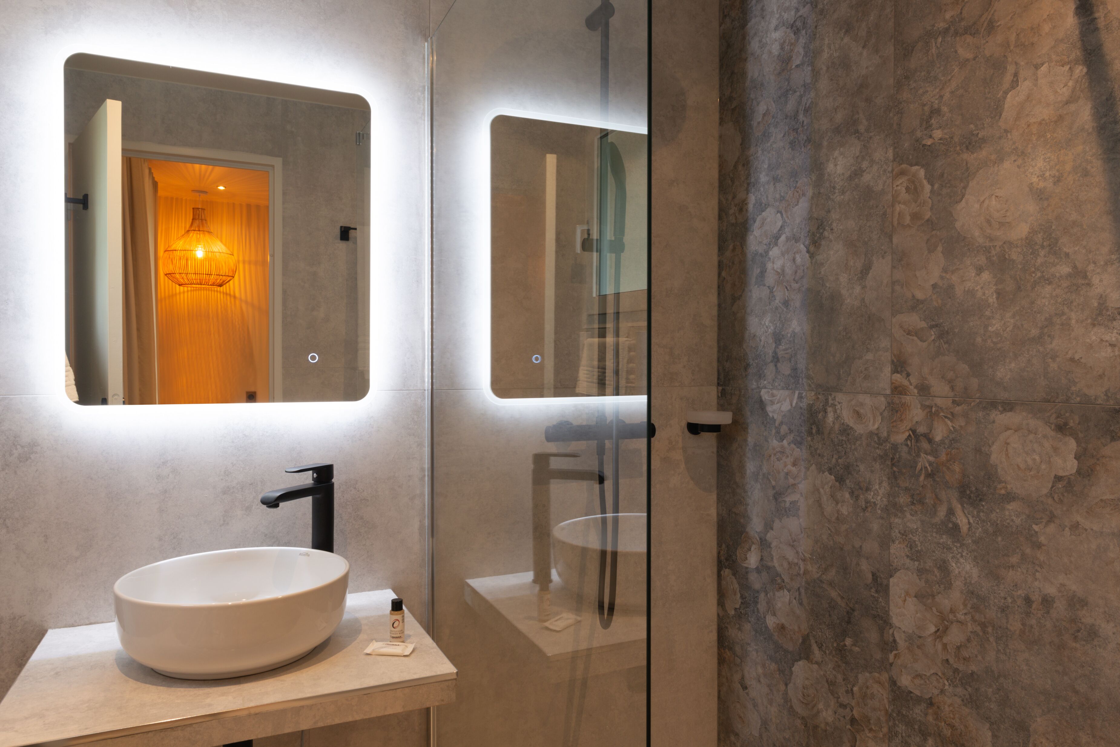 twin elegance | bathroom | free toiletries, hair dryer, towels, soap