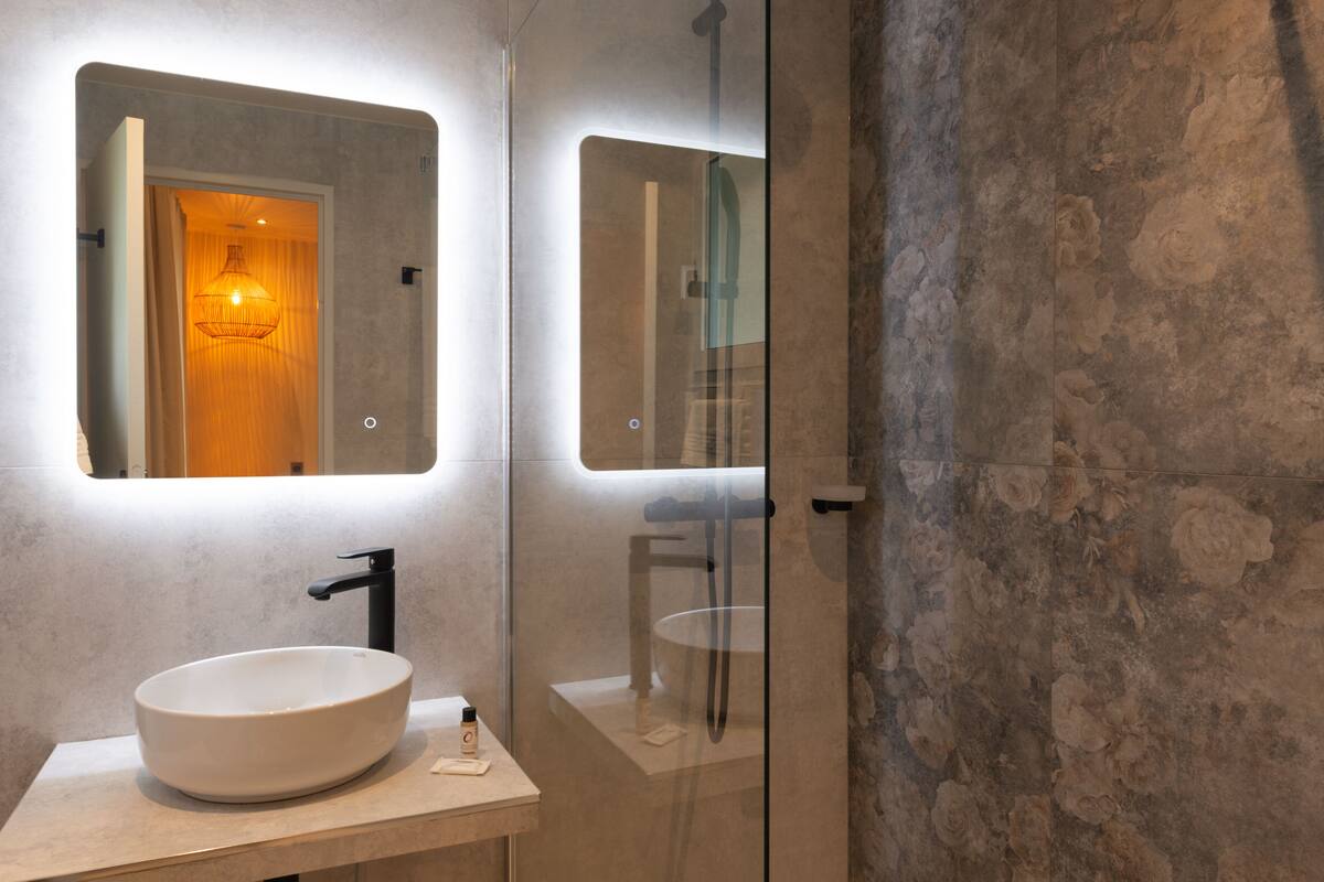 twin elegance | bathroom | free toiletries, hair dryer, towels, soap