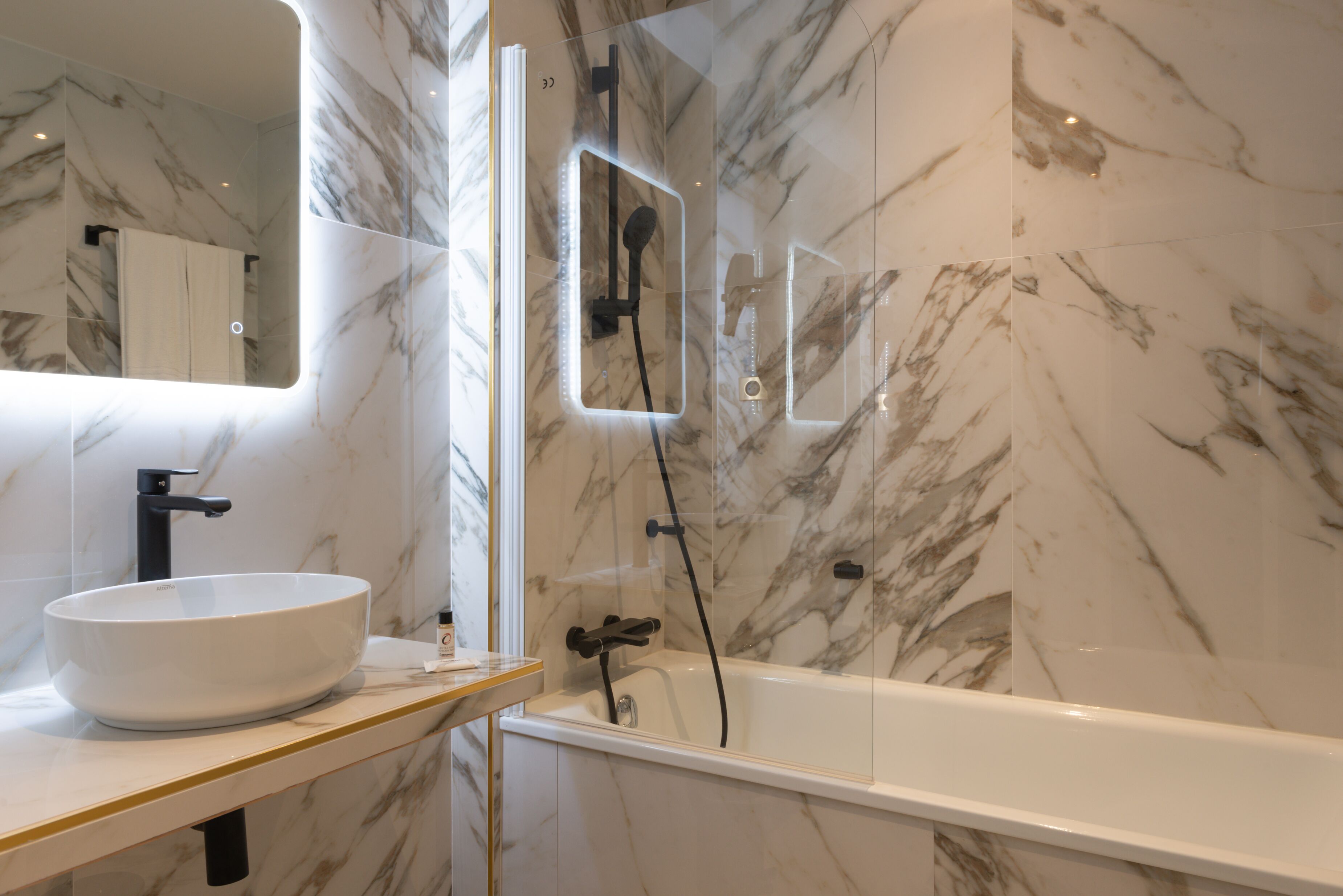 quadruple room elegance | bathroom | free toiletries, hair dryer, towels, soap