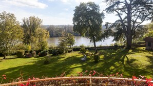A view of a lake surrounded by trees and a grassy area with a bench. - The Originals Boutique, Parc Hôtel, Orléans Sud (La Chapelle-Saint-Mesmin)